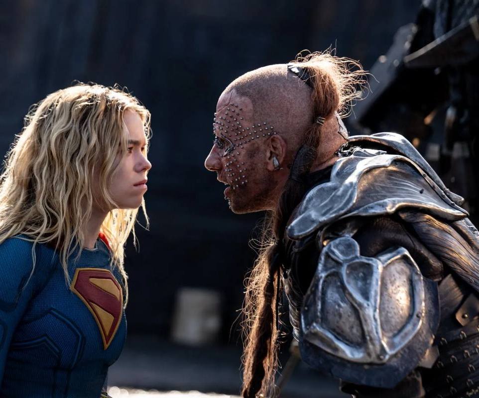 Warner Bros. интригует новым кадром схватки из предстоящей «Супергёрл»